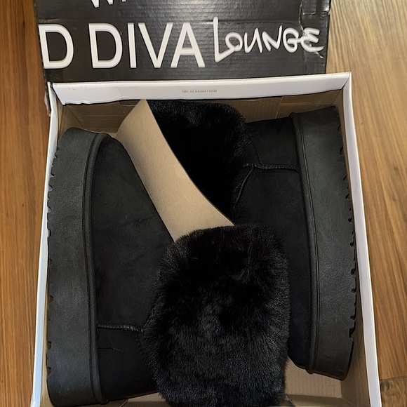 ☃️BOGO50%☃️ 🆕🖤WILD DIVA: BLACK Fuzzy Platform Booties Size 8.5 - Picture 4 of 12